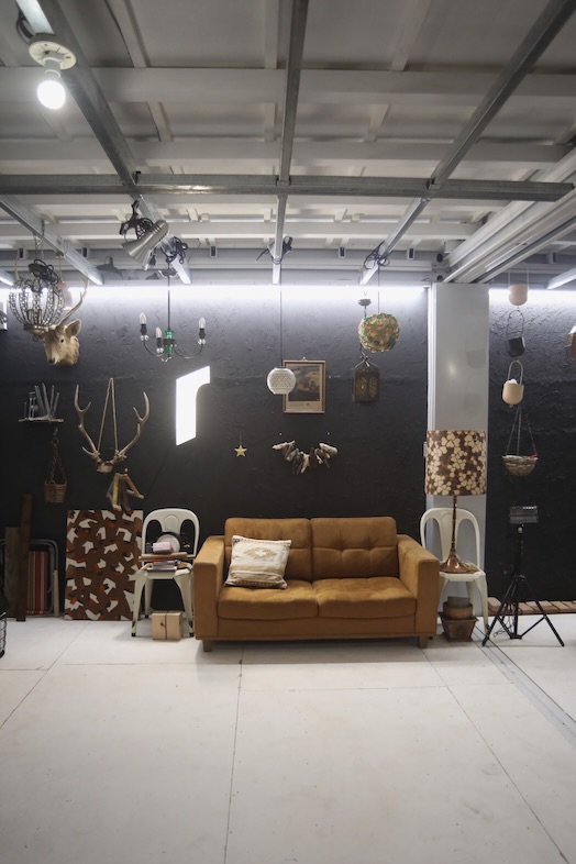 LA SABINA 印西｜【1F】ダークトーンのリビングゾーン ※オプション料金