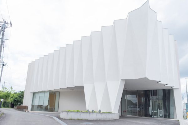 【外観】印象的なホワイトの壁面を持つ建物外観