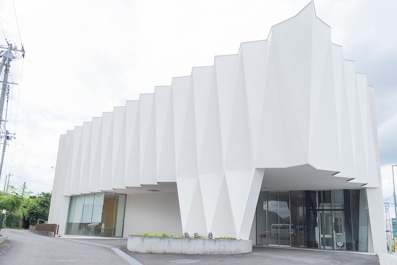 東松山 元結婚式場 LEAF｜【外観】印象的なホワイトの壁面を持つ建物外観