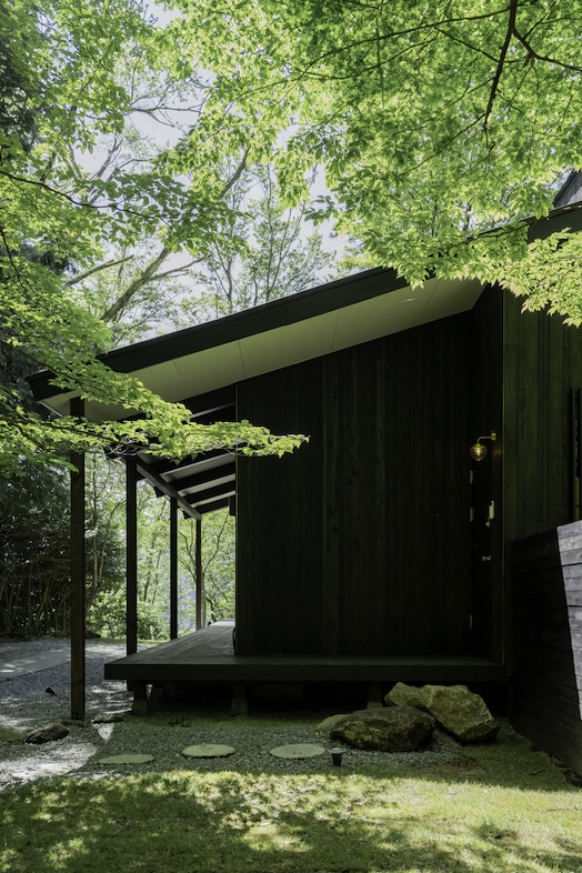 ENN HAKONE｜新緑の木立に囲まれた建物