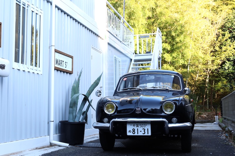 LA SABINA 印西｜クラシックカー(ルノー ドーフィン)を撮影に利用できます ※料金別途