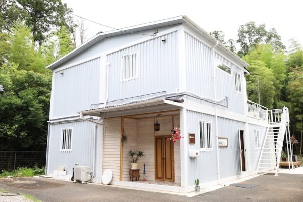 白で統一された建物がリゾート感を演出
