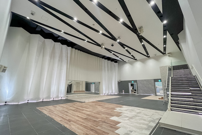 東松山 元結婚式場 LEAF｜【1F 大ホール】長期利用も可能なため、立て込みを伴う大型撮影にも最適