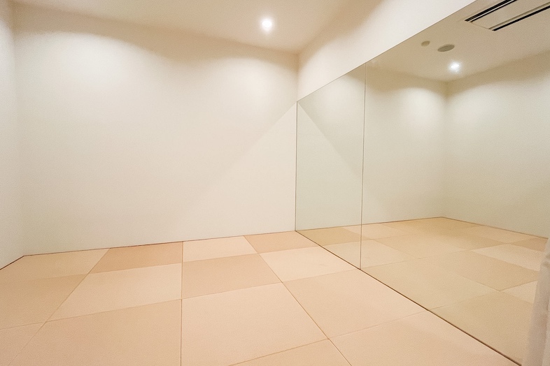 東松山 元結婚式場 LEAF｜【2F 衣装部屋1】大きな鏡も備え付けられています