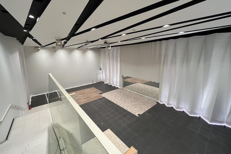 東松山 元結婚式場 LEAF｜【1F 大ホール】階段上から俯瞰撮影も可能