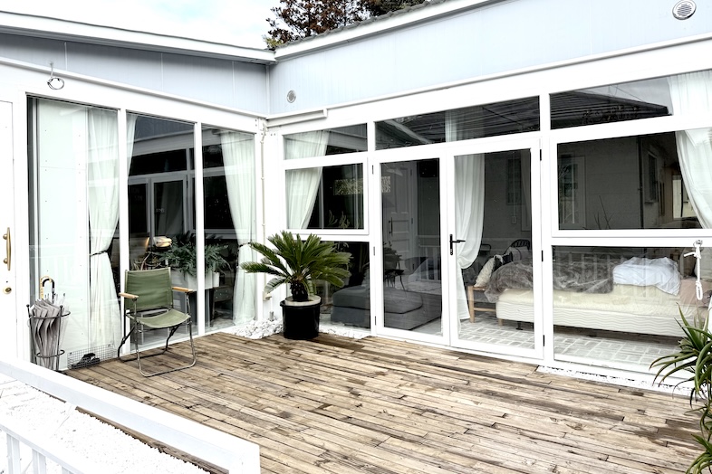 LA SABINA 印西｜【2F】海外リゾートを彷彿とさせる外観の白とウッドデッキの色がマッチ