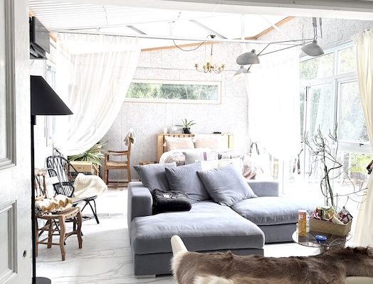 【2F】ラスティックモダンのリビングは、生活感あるシーンやインタビュー・対談撮影に最適です