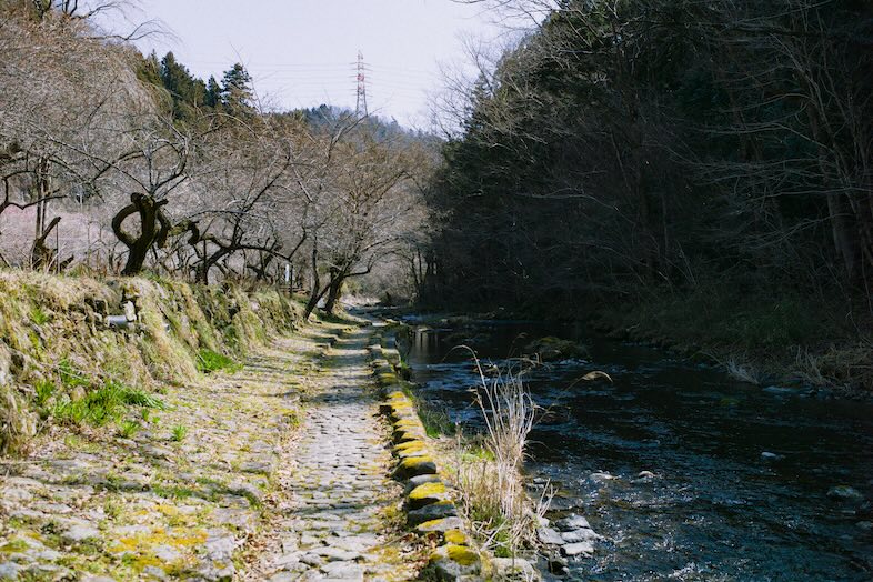 soycasa akikawa｜石畳の道沿いを流れる清らかな養沢川