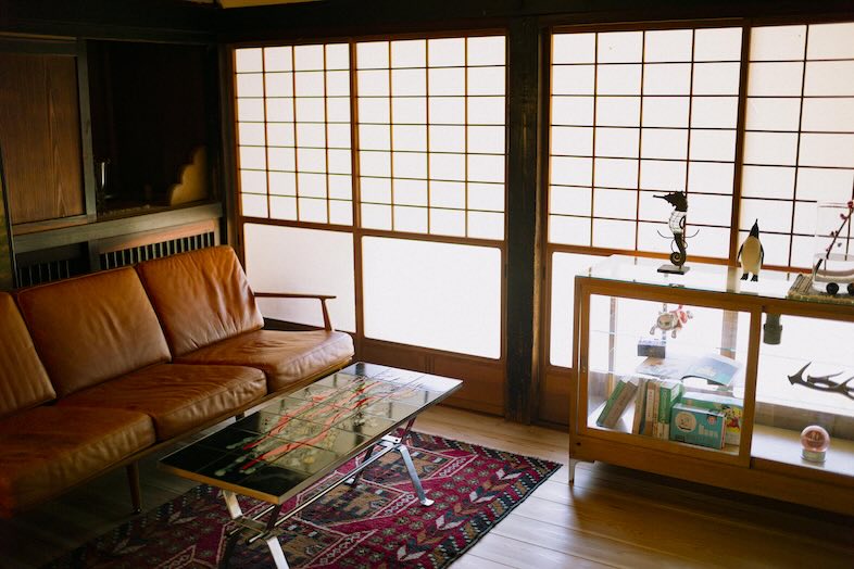 soycasa akikawa｜畳や障子、カラフルなチェアが配置された和と洋が混在する空間