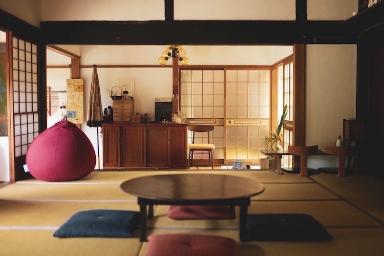soycasa akikawa｜古民家のノスタルジックな雰囲気の中に現代的な家具が溶け込んだ空間