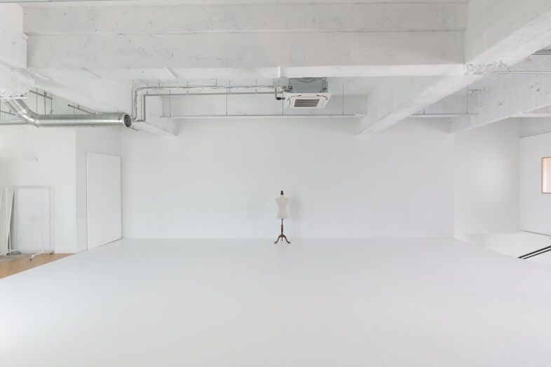 That’s color vase 2st メゾネット｜白壁に白クッションフロアーを敷いて被写体を引き立てます＜要事前相談＞