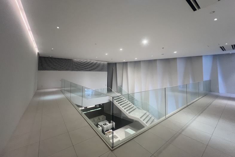 東松山 元結婚式場 LEAF｜【2F 廊下】ホテルや高級邸宅のワンシーンにも最適