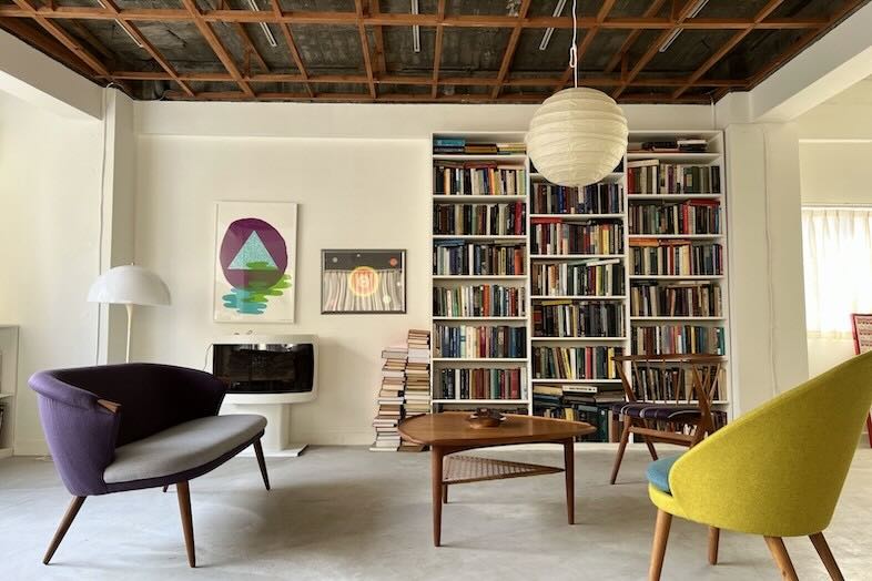 旧海岸スタジオ 浅草(第四、第十一、第十二)｜【第十二スタジオ】本棚が一際目を惹くスタジオ引き画