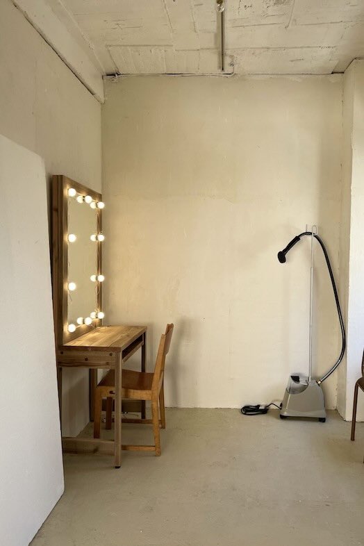 旧海岸スタジオ 浅草(第四、第十一、第十二)｜【第十一スタジオ】ドレッサーを使って身支度シーンも撮影可