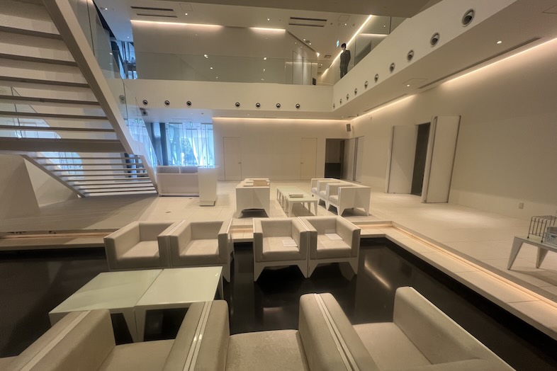 東松山 元結婚式場 LEAF｜【1F ロビー】白い壁と高い天井が生み出す開放感は、映画やドラマの豪邸シーンにも