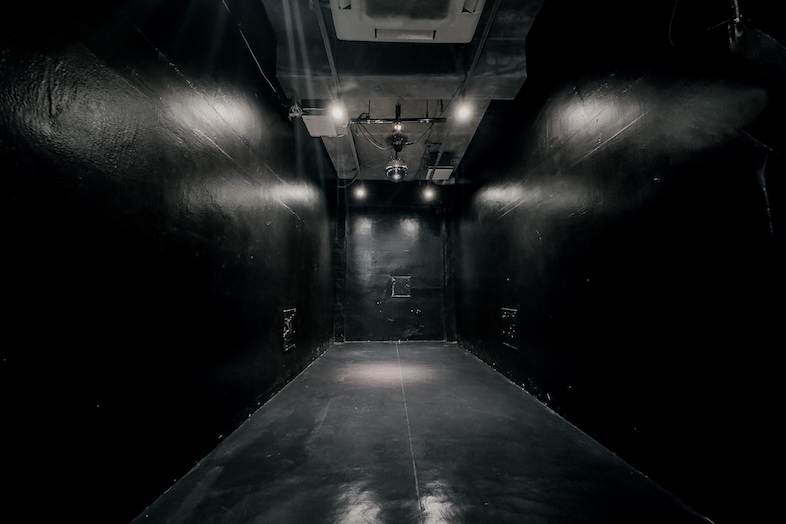 in the house / Shibuya “Gallery”｜【B1F】スモークマシンと照明機材を完備した、ブラックで統一されたシックな空間