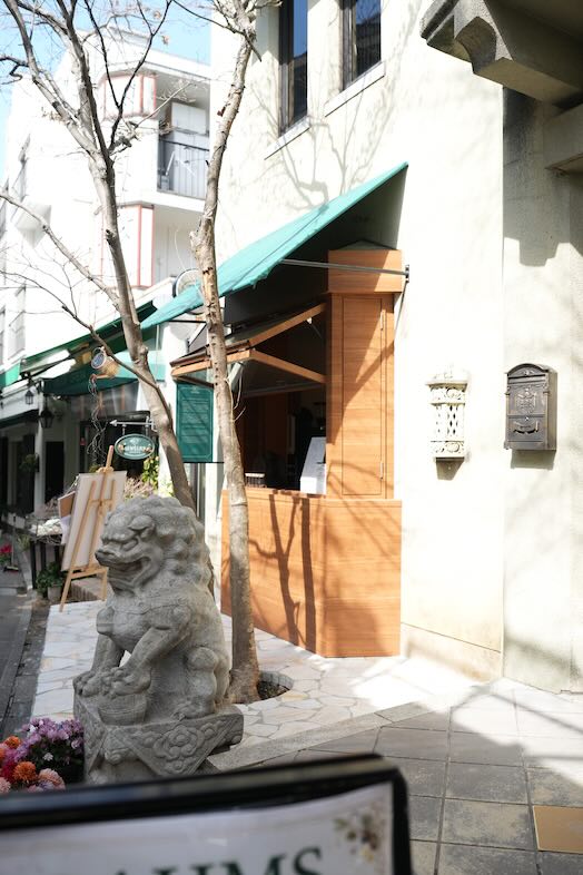 ブラームス アートカフェ｜【外観】原宿の街並みに溶け込む洋館