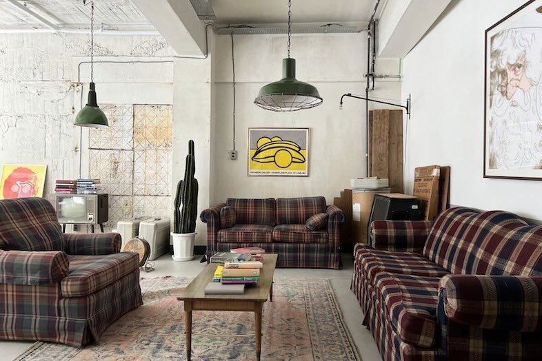 旧海岸スタジオ 浅草(第四、第十一、第十二)｜【第四スタジオ】アメリカ家具とトルコ産アンティークラグが広がるリビング