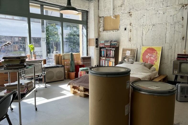 旧海岸スタジオ 浅草(第四、第十一、第十二)｜【第四スタジオ】ヴィンテージ家具の存在感が被写体を引き立てる