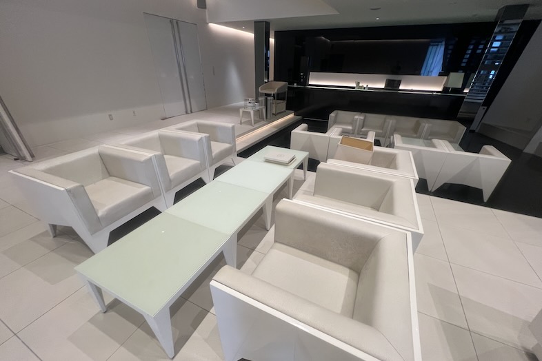 東松山 元結婚式場 LEAF｜【1F ロビー】受付シーン・ホテルフロントシーン・ブランドビジュアルの背景に