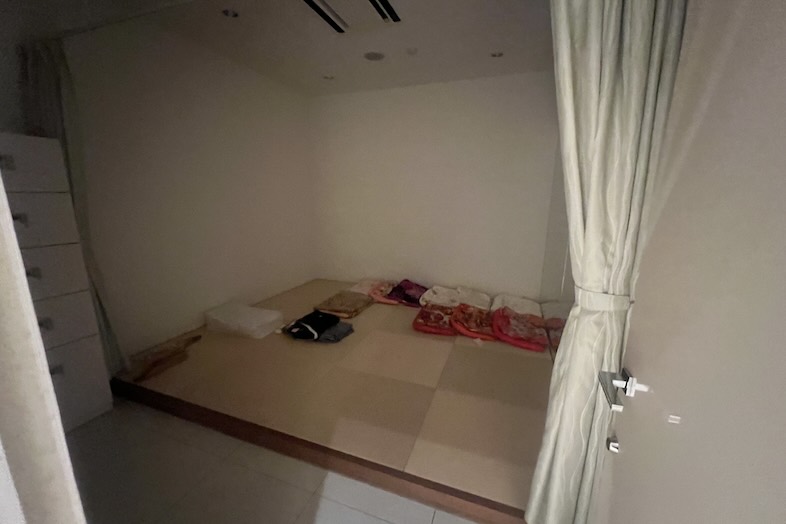 東松山 元結婚式場 LEAF｜【2F 衣装部屋1】広々としたフィッティングに最適な空間