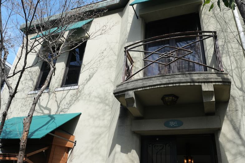 ブラームス アートカフェ｜【外観】バルコニーが特徴的な洋館
