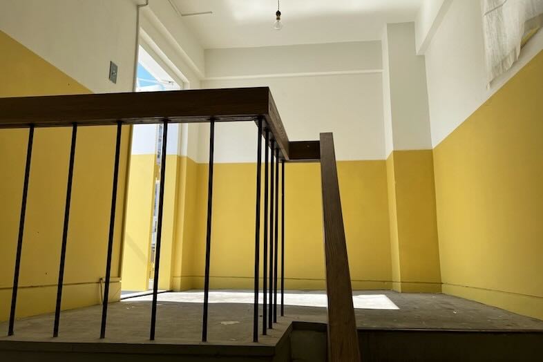 旧海岸スタジオ 浅草(第四、第十一、第十二)｜屋上へ続く階段は、イエローのカラーがアクセントに