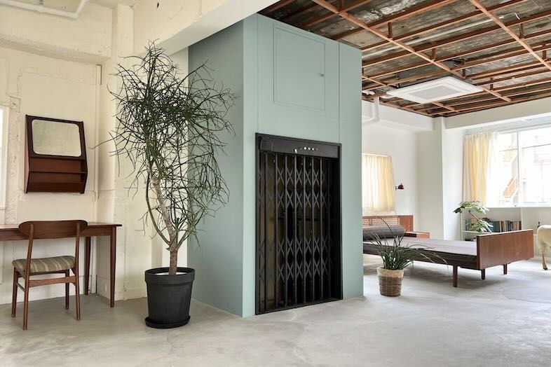 旧海岸スタジオ 浅草(第四、第十一、第十二)｜【第十二スタジオ】ポップな水色のダムウェーター