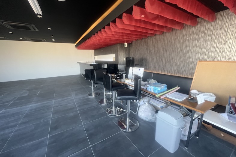 東松山 元結婚式場 LEAF｜【2F 控室】黒×白のシックな空間