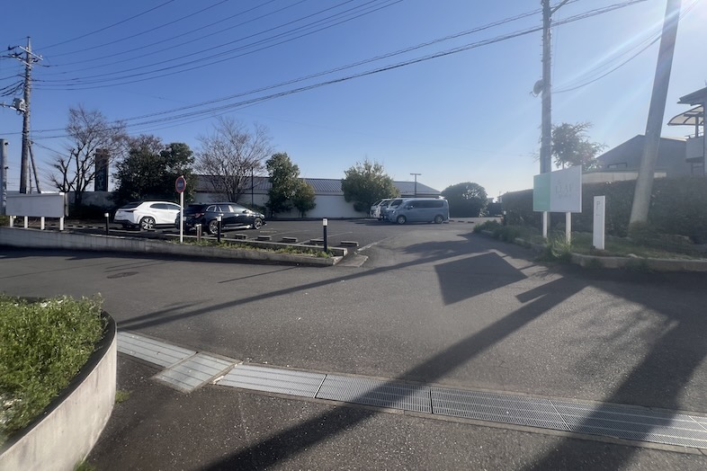 東松山 元結婚式場 LEAF｜【駐車場】スタジオ側から見た駐車場スペース