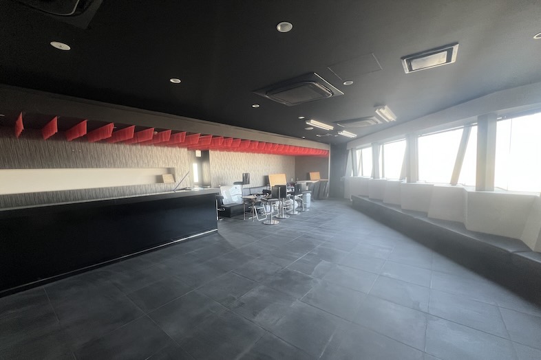 東松山 元結婚式場 LEAF｜【2F 控室】控室にはバーカウンターを完備しているので、バーシーンの撮影も可能です