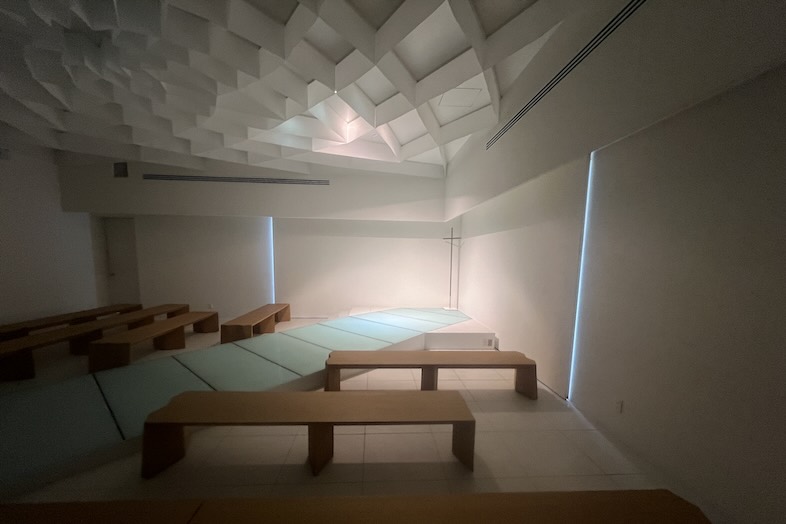 東松山 元結婚式場 LEAF｜【2F チャペル】白とウッドで統一された空間