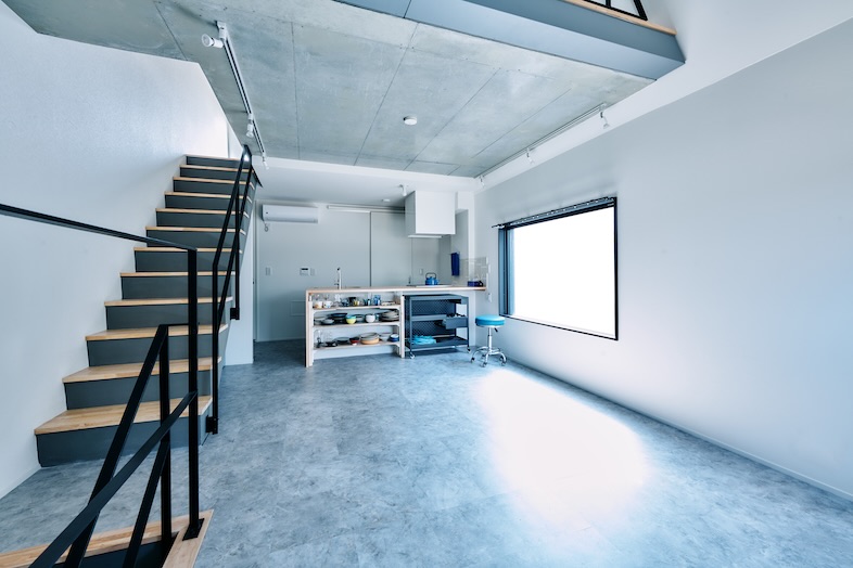 studio青藍-seiran-｜窓から差し込むやわらかな自然光を活かした温かみのある撮影が可能