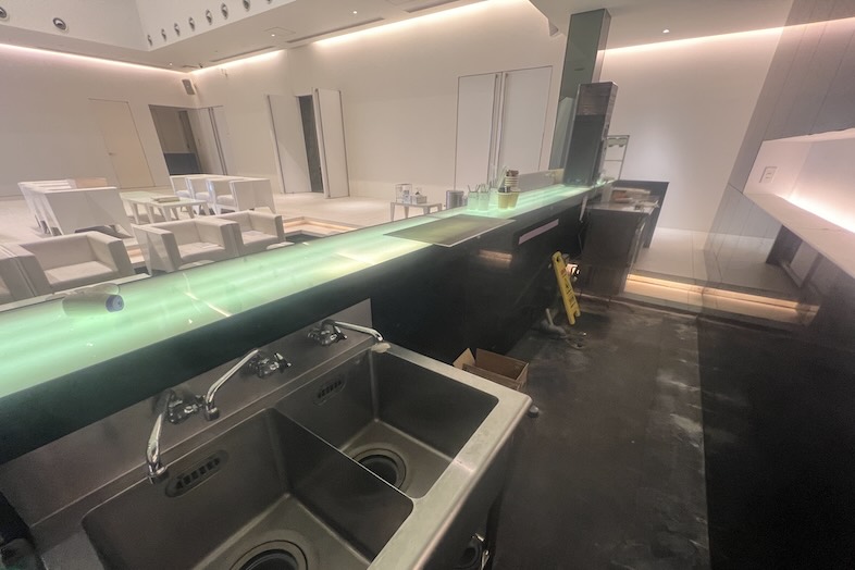 東松山 元結婚式場 LEAF｜【1F ロビー】横長のカウンターの内側