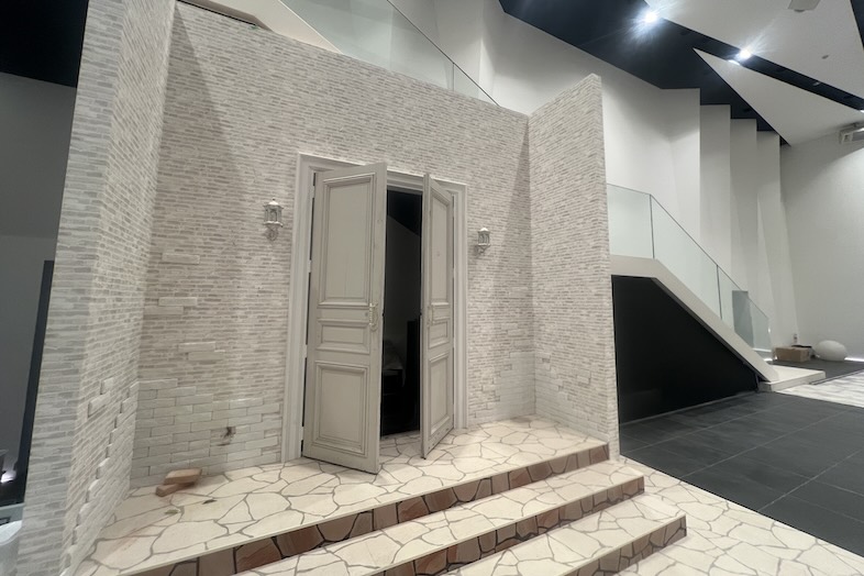 東松山 元結婚式場 LEAF｜【1F 大ホール】大型の立て込みも可能 ※写真内のセットは無くなる予定です