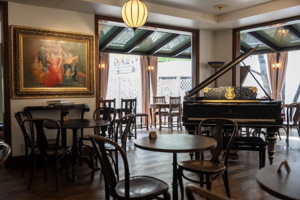 【1F】原宿の街角に静かに佇む洋館を、音楽×アートをテーマにしたカフェ空間