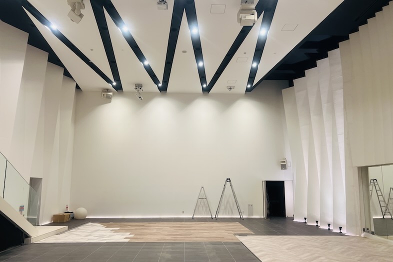 東松山 元結婚式場 LEAF｜【1F 大ホール】天井高8mの圧倒的なスケール