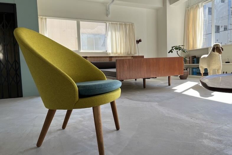 旧海岸スタジオ 浅草(第四、第十一、第十二)｜【第十二スタジオ】マスタードイエローのチェアと木製家具が映える空間