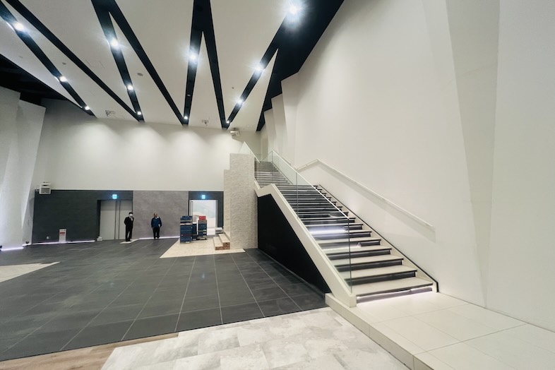 東松山 元結婚式場 LEAF｜【1F 大ホール】天井デザインと階段の立体的なラインはファッション系の大型ルックブックや映画のワンシーンに最適