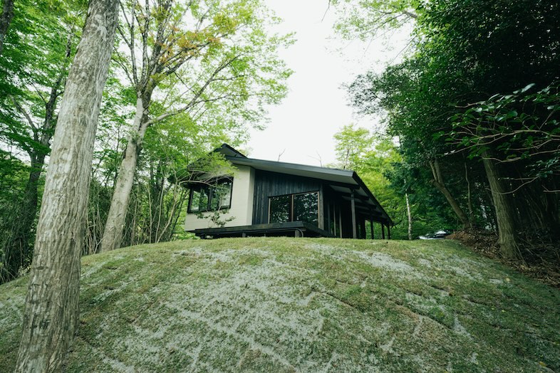 ENN HAKONE｜傾斜地と木々を活かした構図