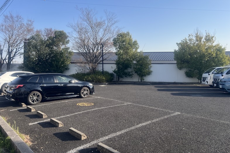 東松山 元結婚式場 LEAF｜【駐車場】トラックやマイクロバスなど大型の車も駐車可能です