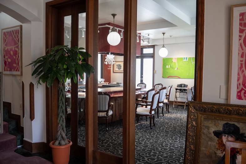 ブラームス アートカフェ｜【2F】お店への入店シーンや食事シーンに