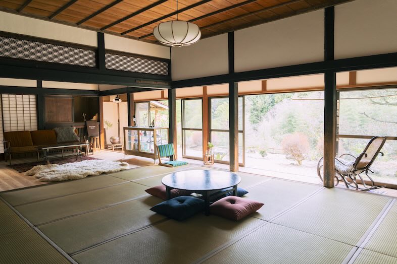 soycasa akikawa｜縁側と障子を開け放した先に見える庭の緑が爽やかで開放的な和室の全景