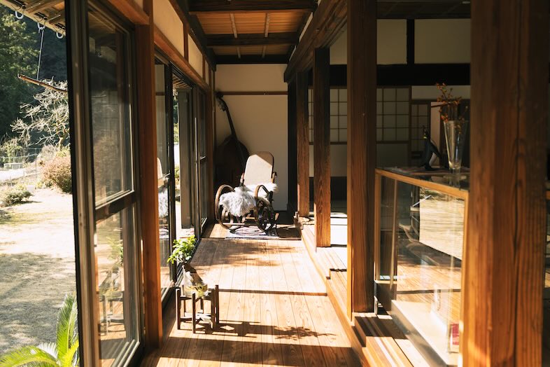 soycasa akikawa｜懐かしさを感じる古民家の縁側は、家族での対話シーンに最適