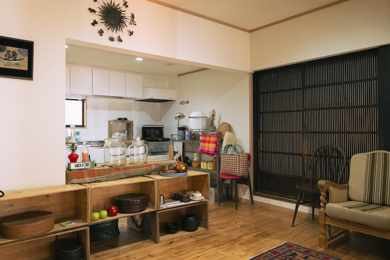 soycasa akikawa｜時計・棚が配された生活感あふれる空間