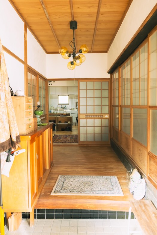 soycasa akikawa｜レトロな玄関から、内と外を跨いだシーンの撮影に