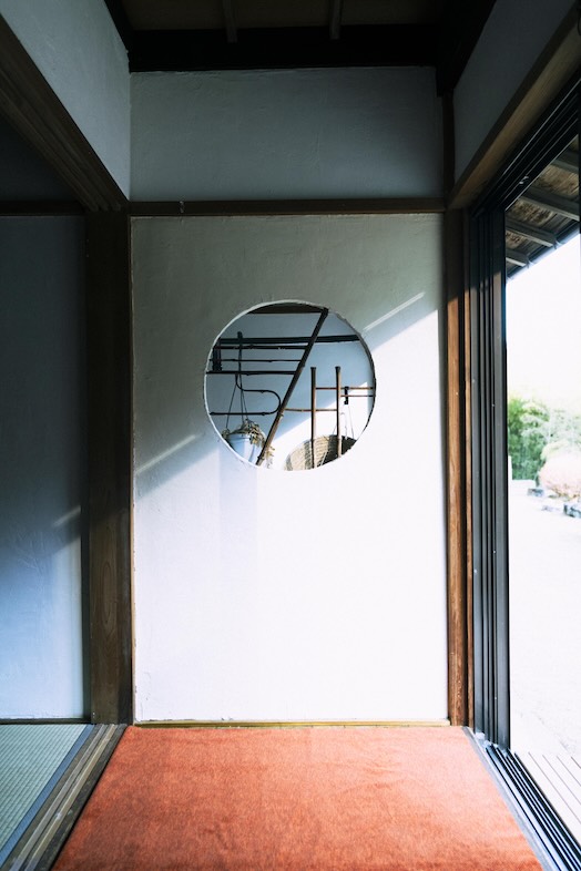 soycasa akikawa｜丸い飾り窓から玄関の様子を覗くことが可能です