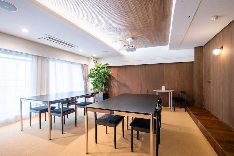 GOBLIN.目黒店 -ROOM2-｜木目天井とダークブラウンの壁面が上質な印象を与える空間は、企業インタビューや役員対談の撮影に最適