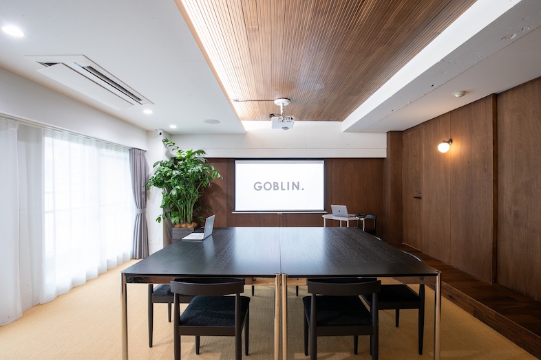 GOBLIN.目黒店 -ROOM2-｜シンプルなテーブルセットと洗練された空間デザインは商談やオンライン会議シーンにも最適