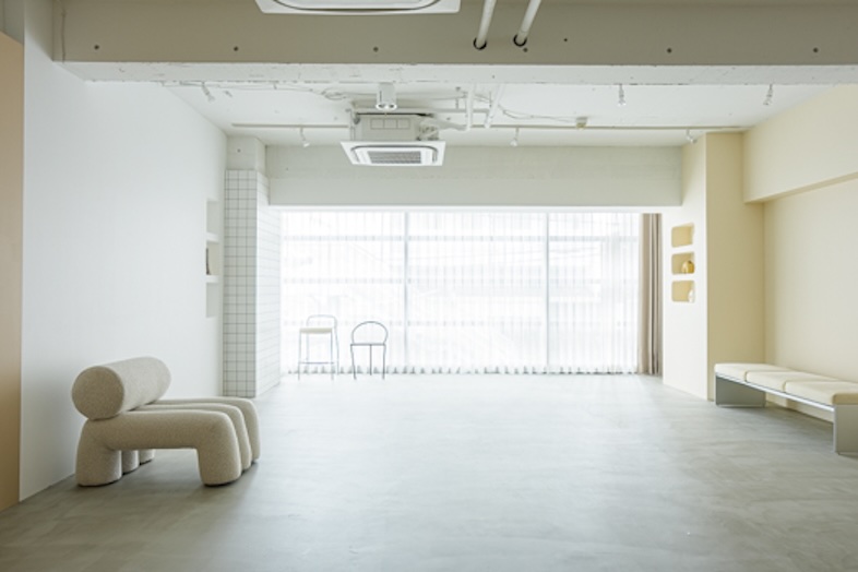 tete photo studio｜大きな窓から自然光がたっぷり入る白基調の開放空間